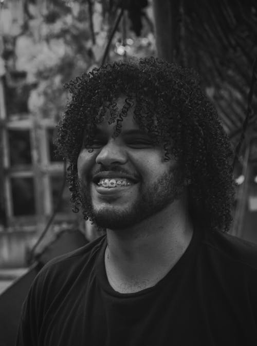 files/free-photo-of-joven-sonriente-con-cabello-rizado-al-aire-libre.jpg